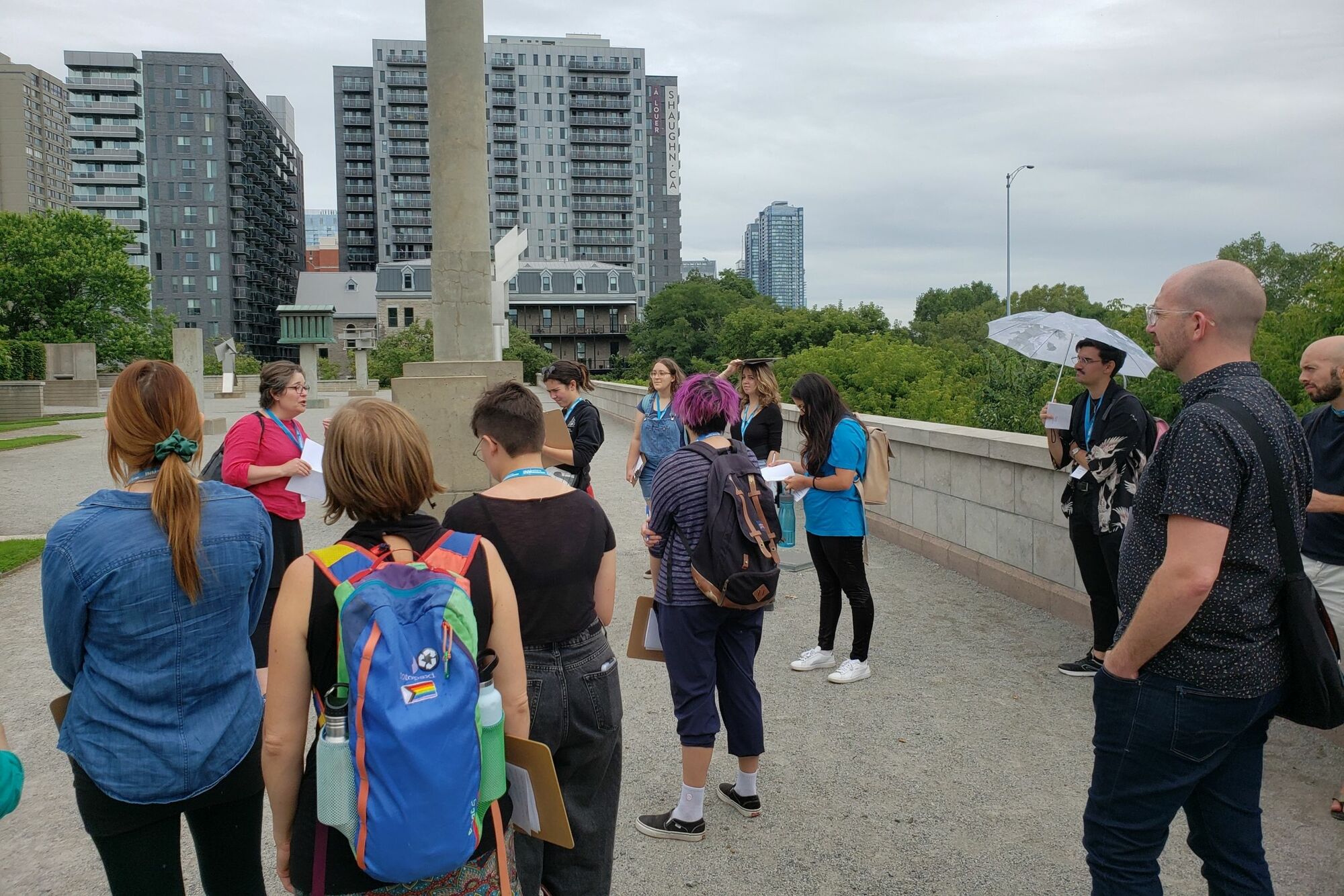 Activité extérieure en lien avec l'exploration des espaces publics et patrimoine. Parcours de l'École l'été 2022.